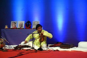 Yoganushasanam-2015.Le-Maître-accorde-son-violon.