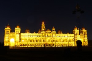 Palais-du-Maharaja-de-Mysore-de-nuit